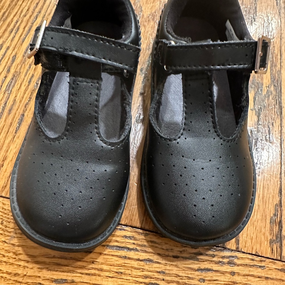 Stride Rite’s classic black T-strap Velcro size 8T